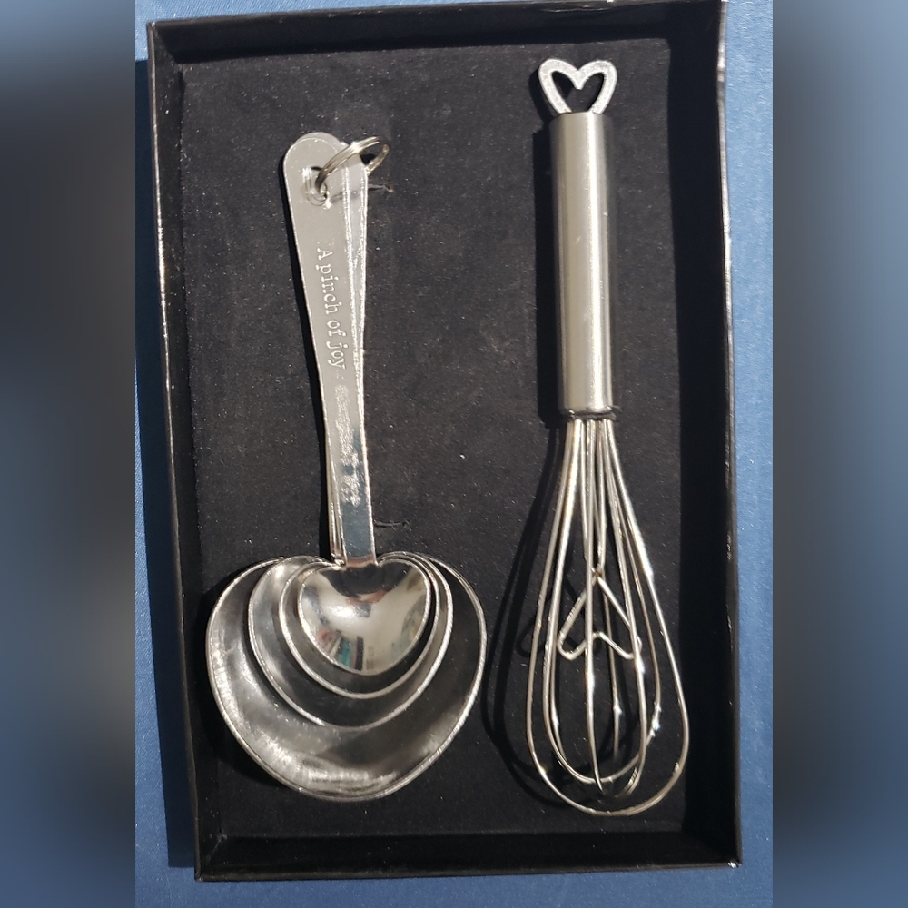 NWT-Heart Measuring Spoons and Whisk Set